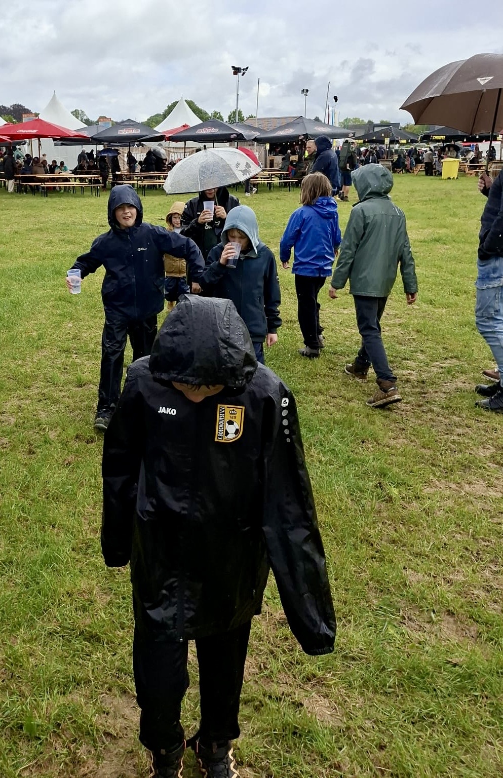 Jonge kinderen op een festivalweide.
