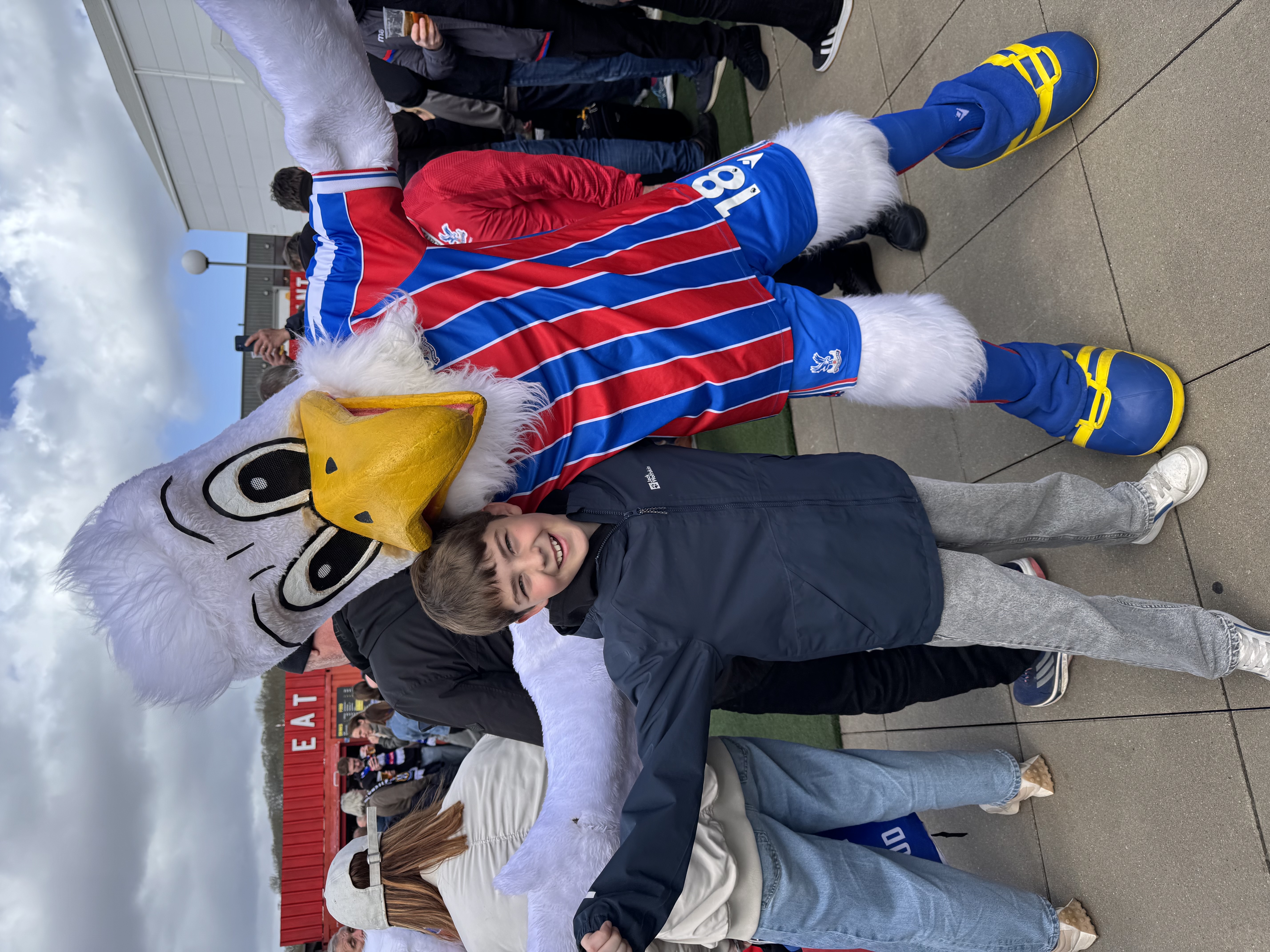 Jongen samen met de Crystal Palace mascotte